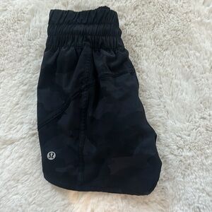 Lululemon track that high-rise short 3”| size 0 | black camo 💕